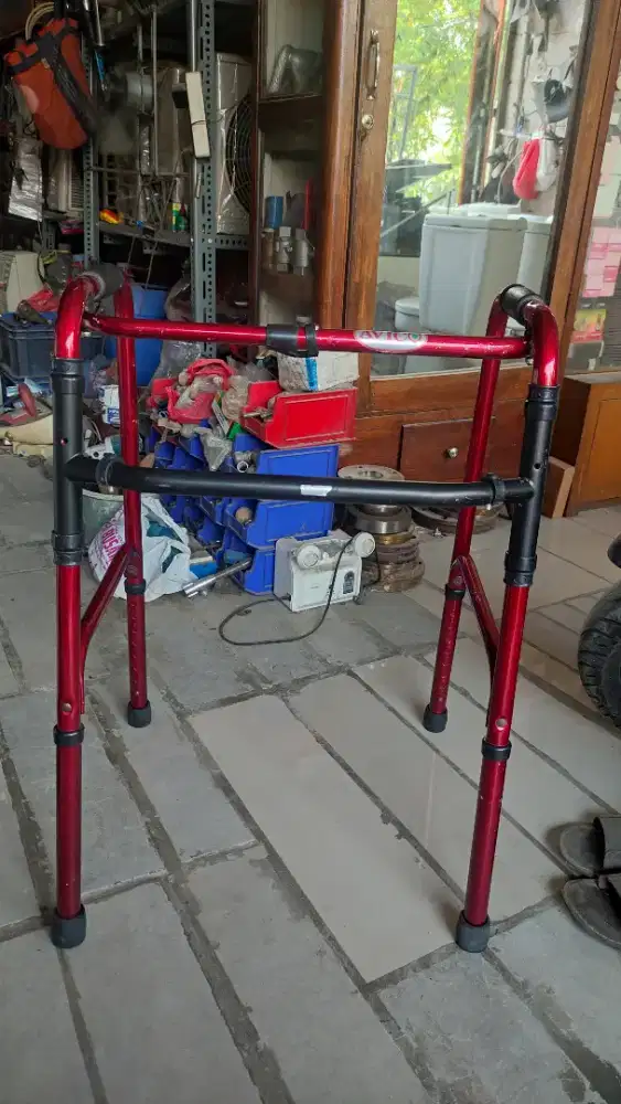 TONGKAT KRUK WALKER KAKI 4 AVICO