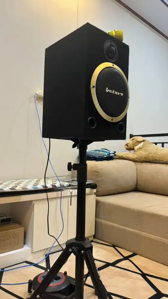 SPEAKER PORTABEL KARAOKE SINGLE STAND + MIC WERELESS 
(Bluetooth)