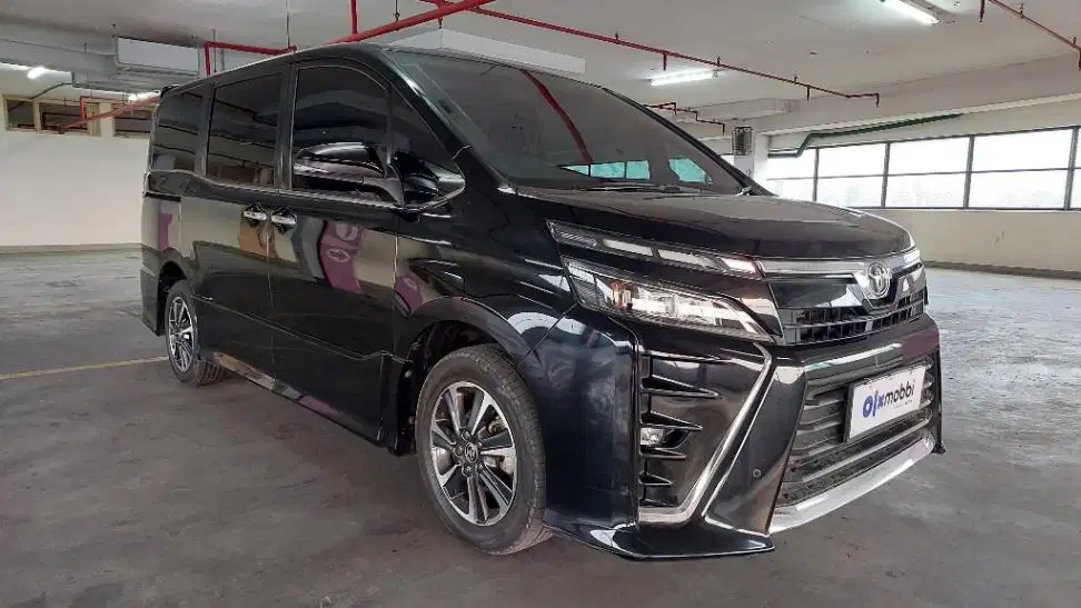 DP Rendah  12JT Toyota Voxy 2.0 Bensin-AT 2020 Hitam