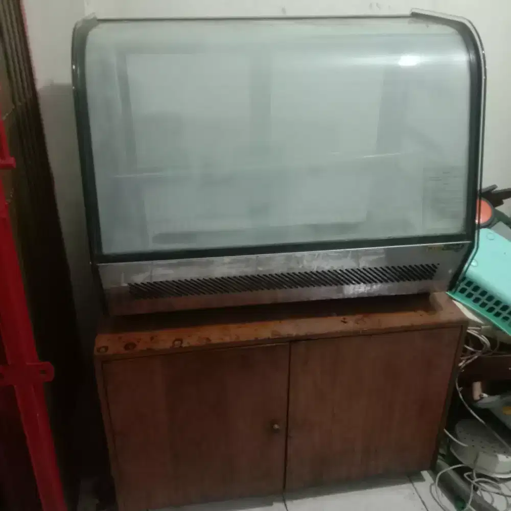 Showcase cake dan lemari