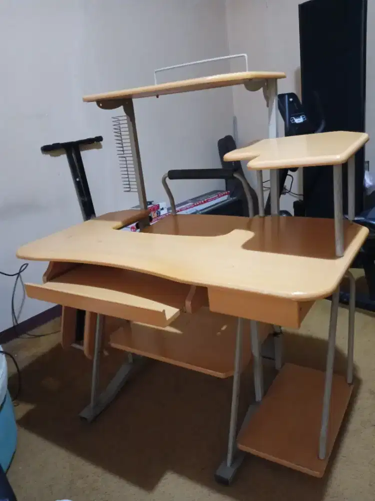 Meja komputer besar olimpic