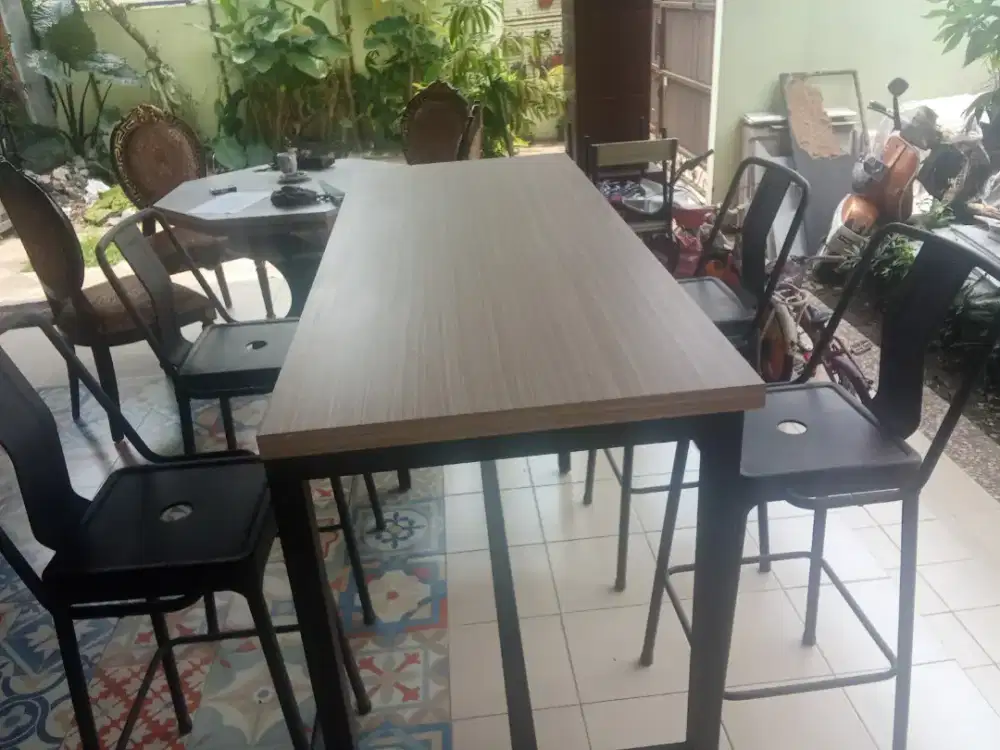 Meja bar besi bangku ada 4 buah