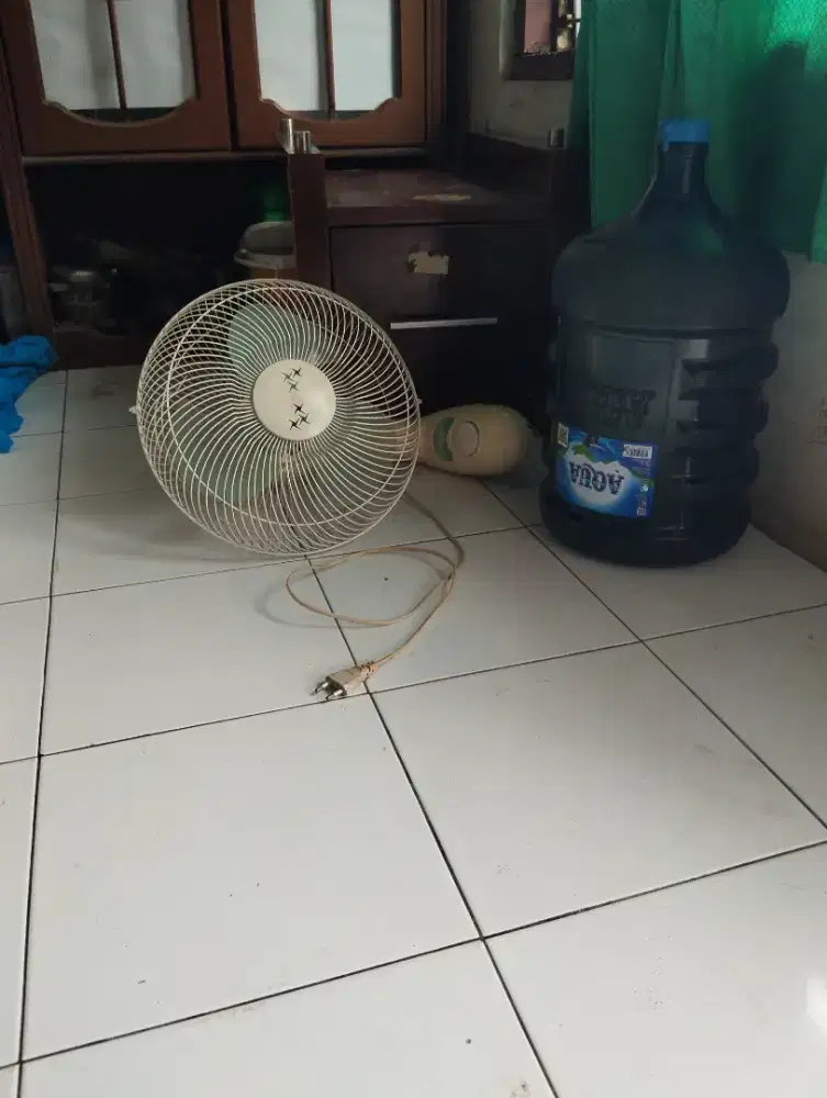 Lemari kayu, kipas, galon aqua