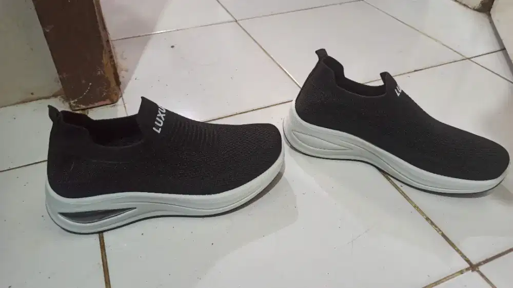 Sepatu kets slip on Luxus