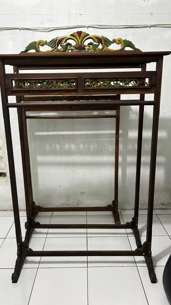 Gawangan batik - gantungan baju - properti studio