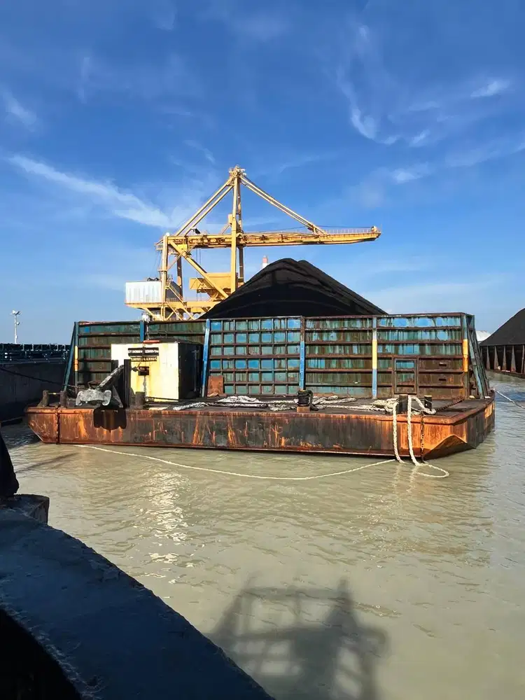 1 Set 300 feet (ft) TugBoat Dan Barge (Tongkang)