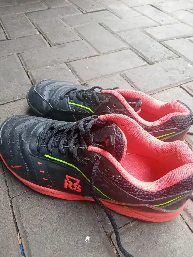 Sepatu bulutangkis uk.40