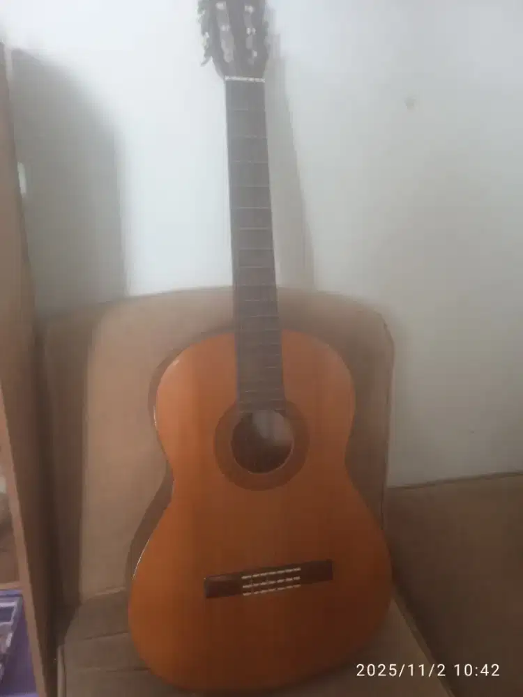Gitar akustik bekas