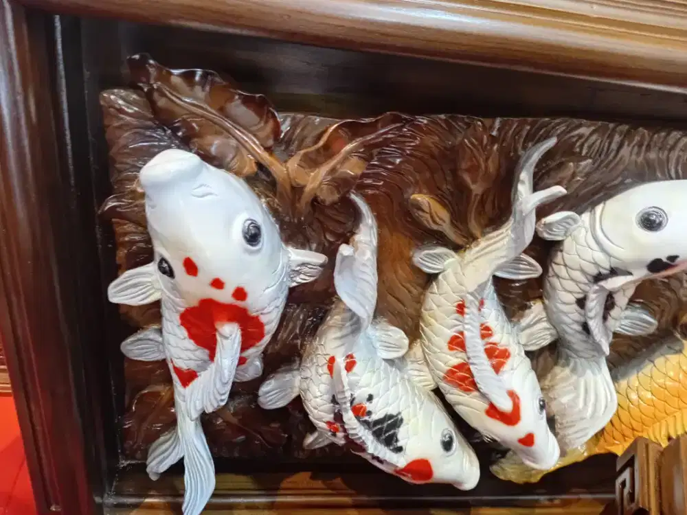 Hiasan dinding figura ukir Ikan Koi
