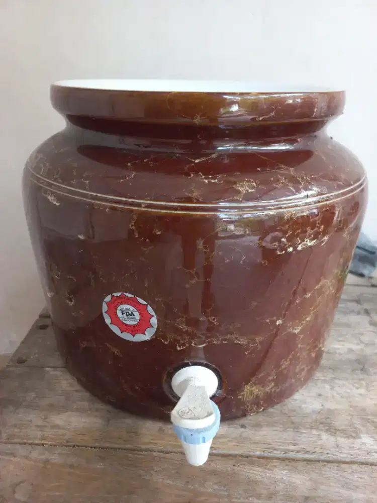 Dijual 2 Guci tempat air minum