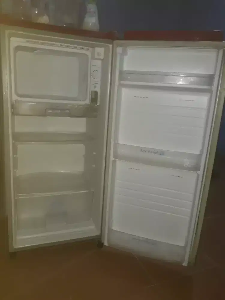 Dijual kulkas 1 pintu merek sanyo