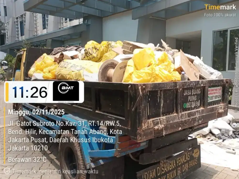 Jasa pembersihan puing gedung