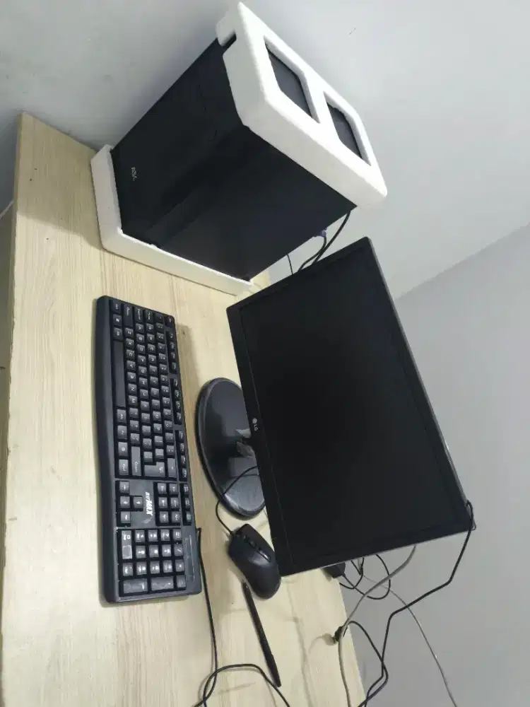 Komputer (satu set CPU, keyboard, mouse)