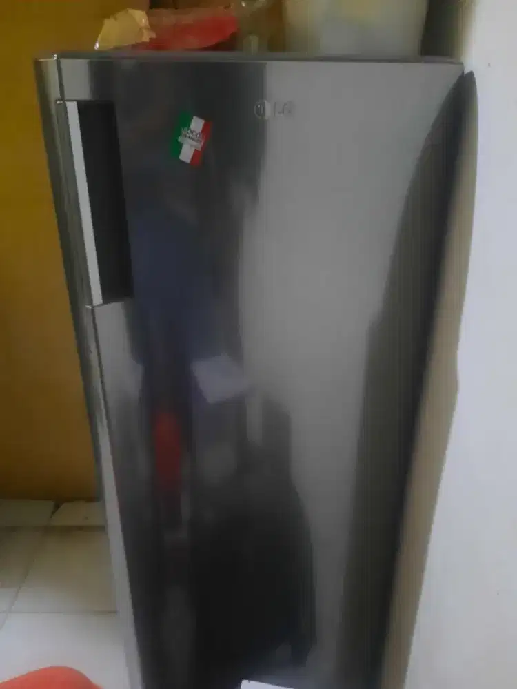 Di jual frezer masih bagus banget