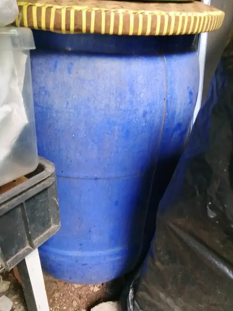 Tong air besar dan tong sampah dan akuarium serta rak