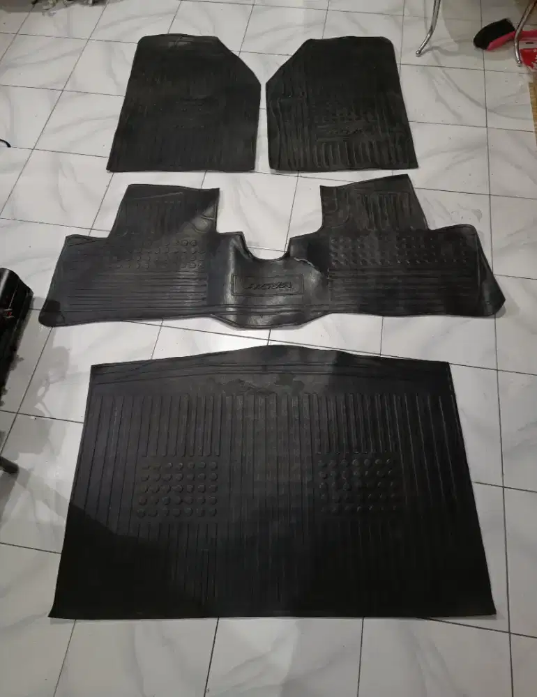1 set karpet karet agya/ayla (kondisi bagus)