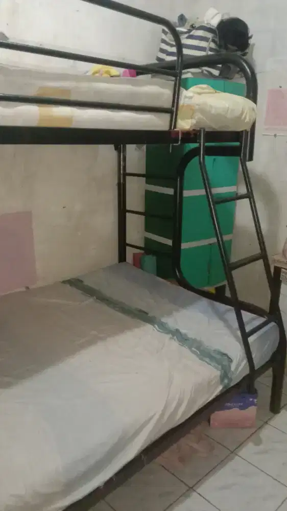 Ranjang besi tingkat