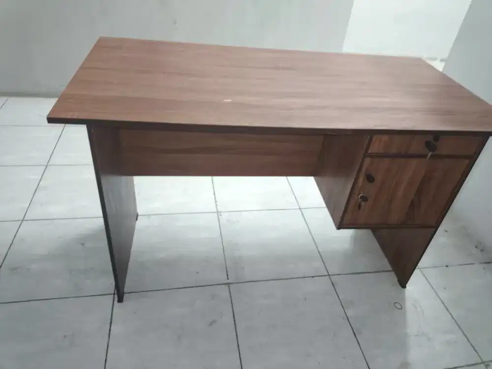 Meja kantor Ukuran: 1200x600x720 cm