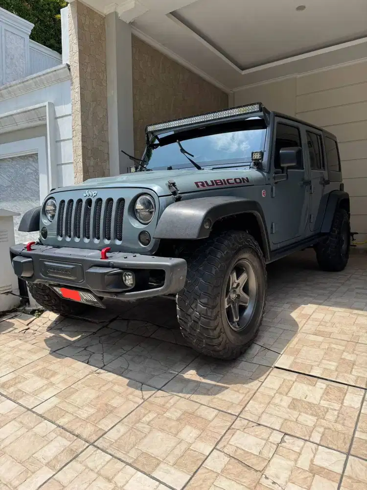 Jeep 2015  KM rendah mobil terawat dan jarang pakai warna anniversarry