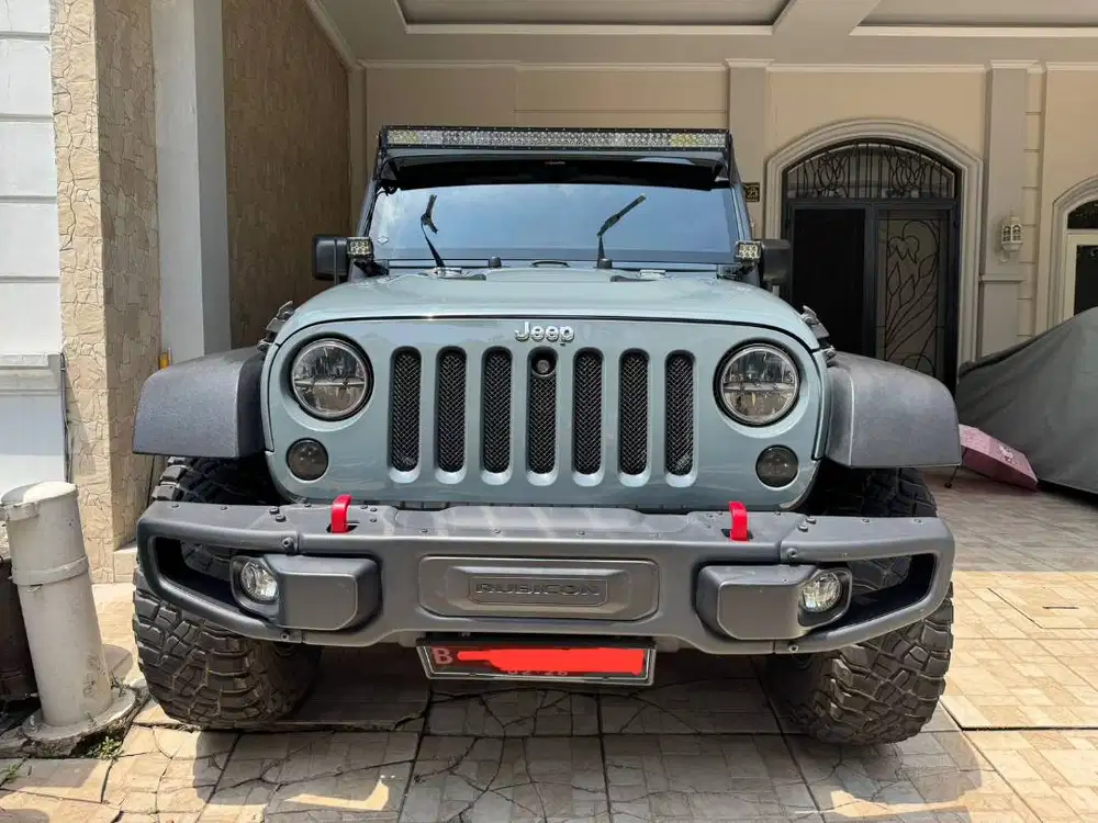 Jeep 2015  KM rendah mobil terawat dan jarang pakai warna anniversarry