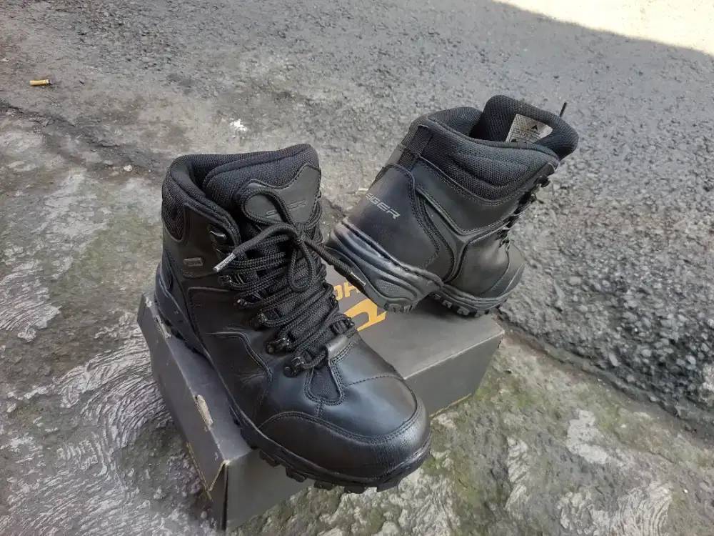 Sepatu gunung eiger riding vulcan ori size 43