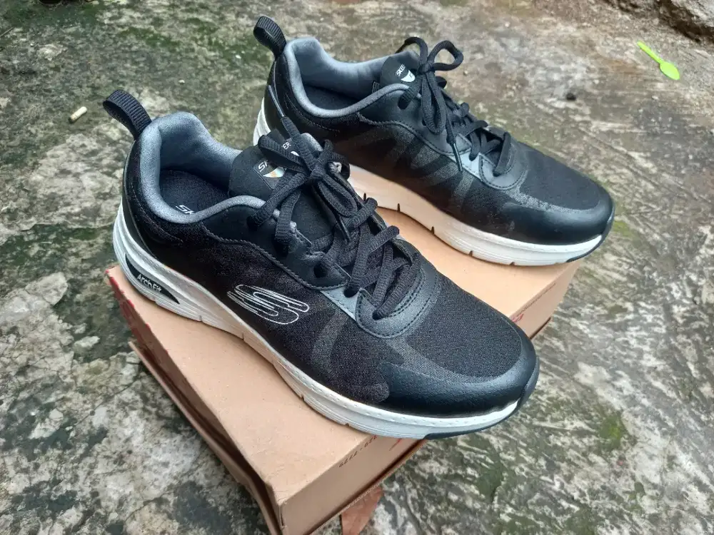 Sepatu skechers arch fit ori size 43