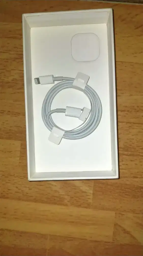 Charger iPhone ori masih BARU