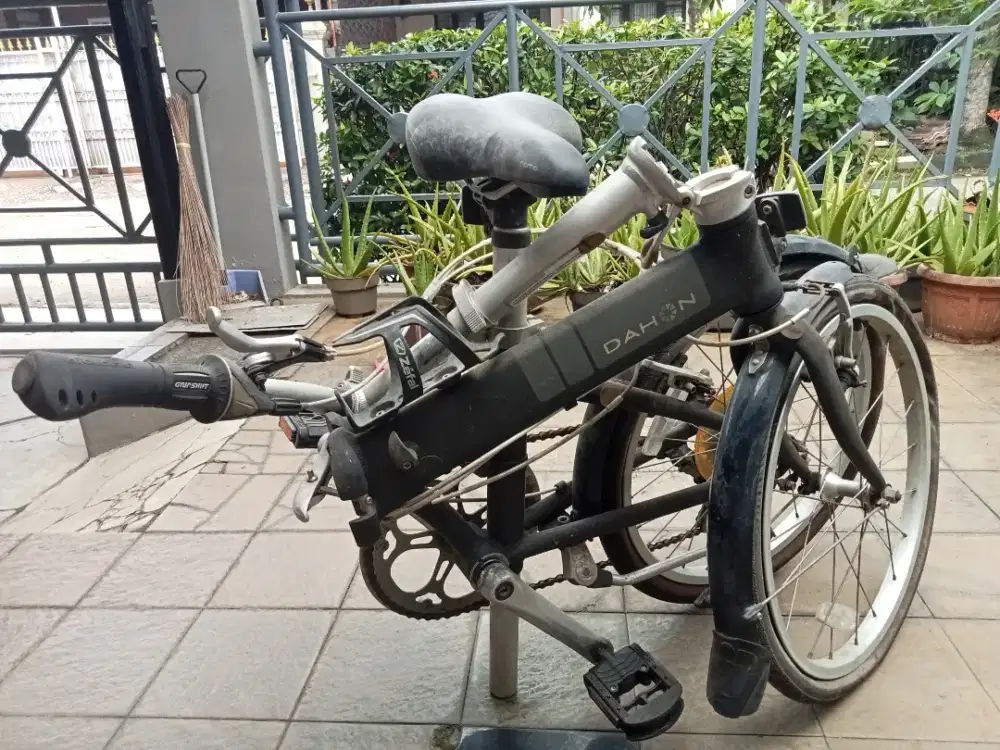 Sepeda lipat merk DAHON