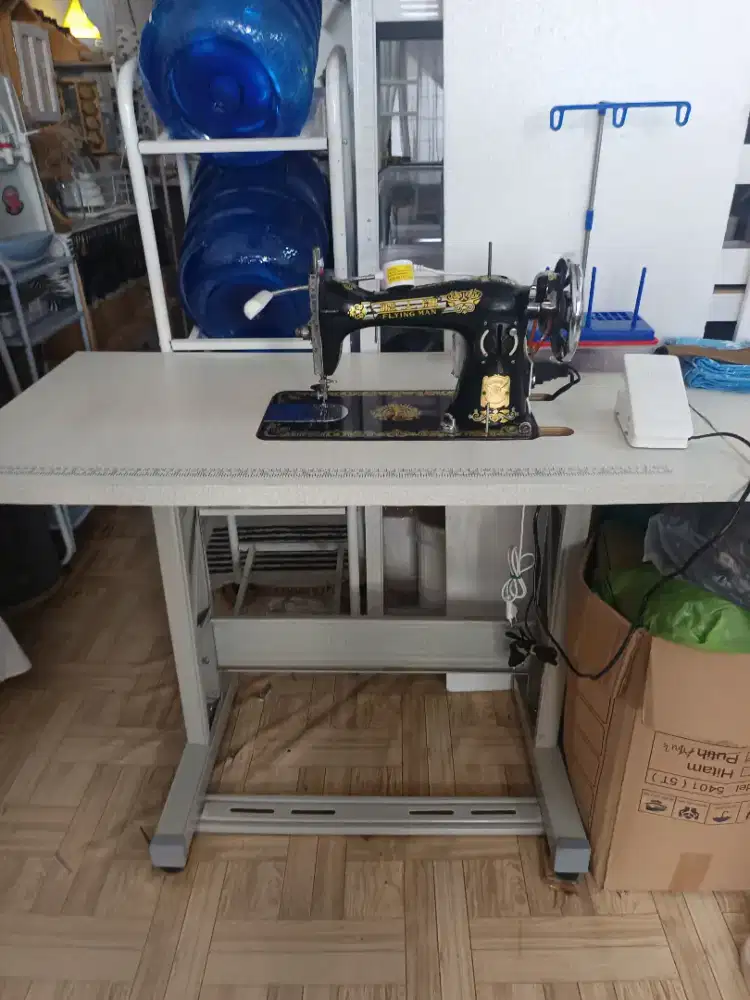 Mesin jahit hitam flying man