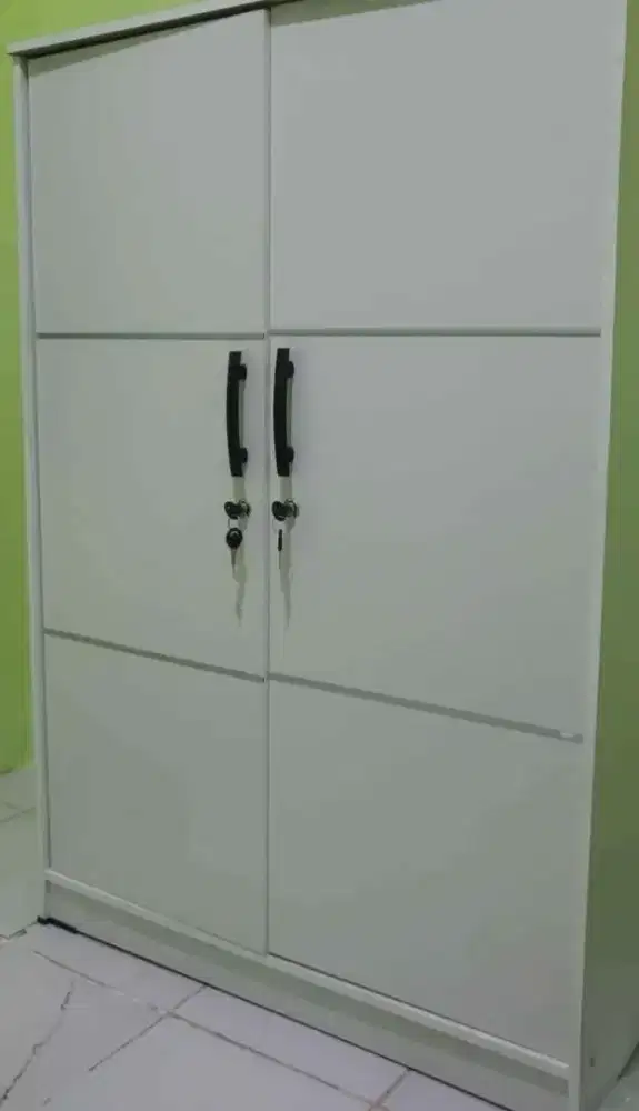 Lemari pakaian sedang