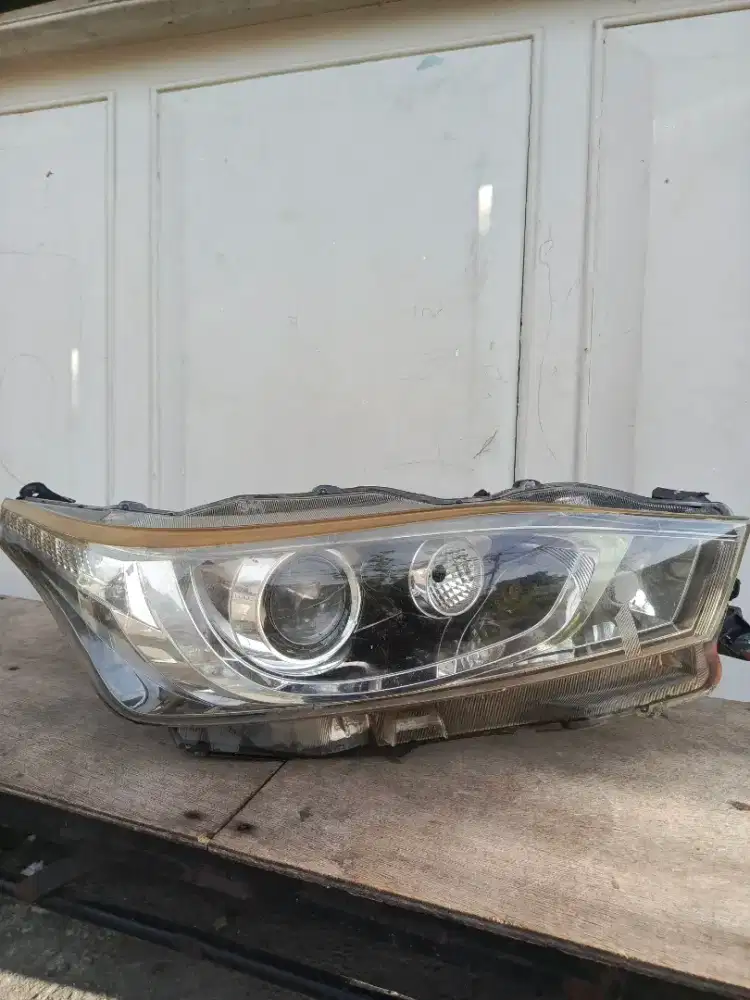 Lampu depan kanan toyota yaris 2017