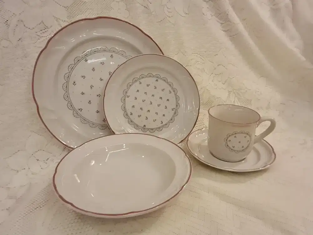 1 Set Piring & Cangkir Vintage Elegan