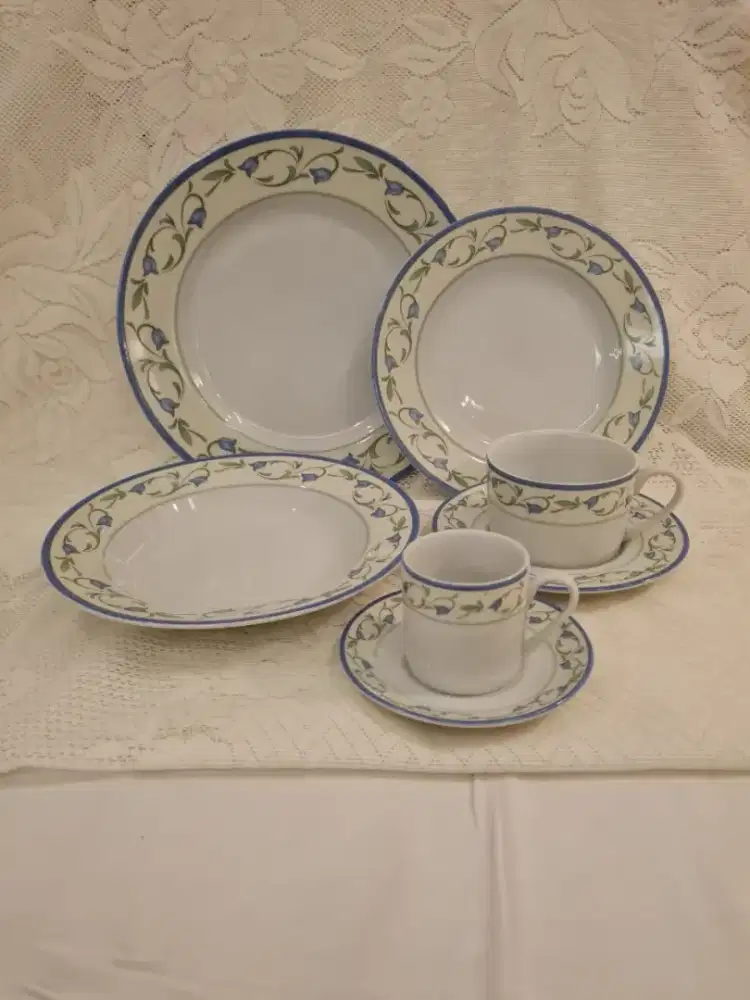 Set Piring & Cangkir Keramik Motif Bunga Biru Klasik