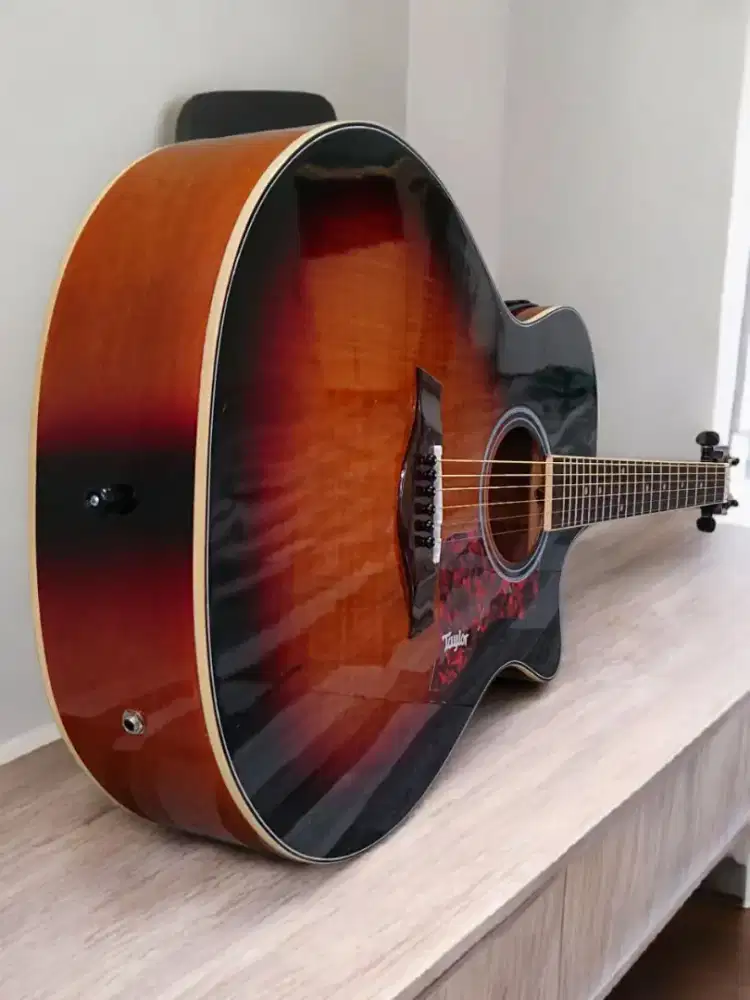 Gitar akustik elektrik Taylor