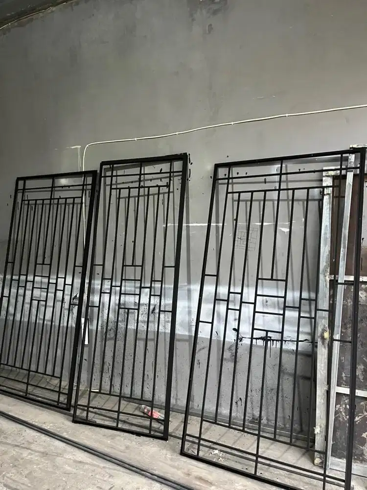 Tralis besi minimalis