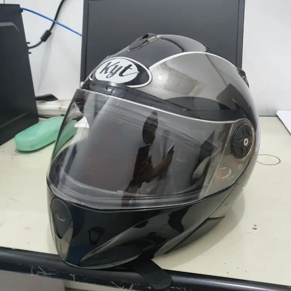 Helm KYT Rocket dapat 2 kaca helm mulus.