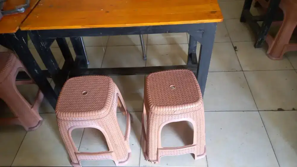 Kursi dan meja usaha