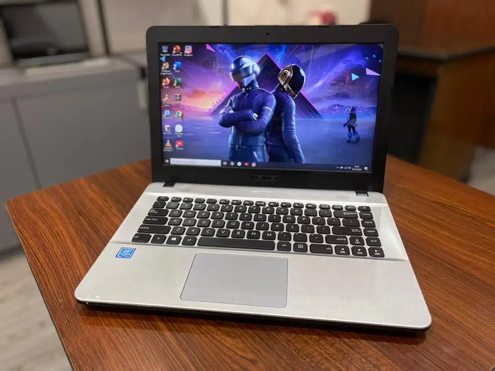 Laptop asus slim 14 inci