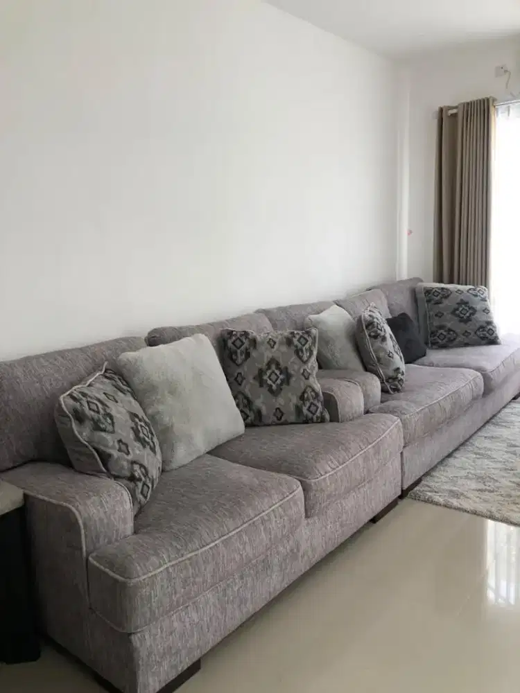 Sofa dan Meja Elegan