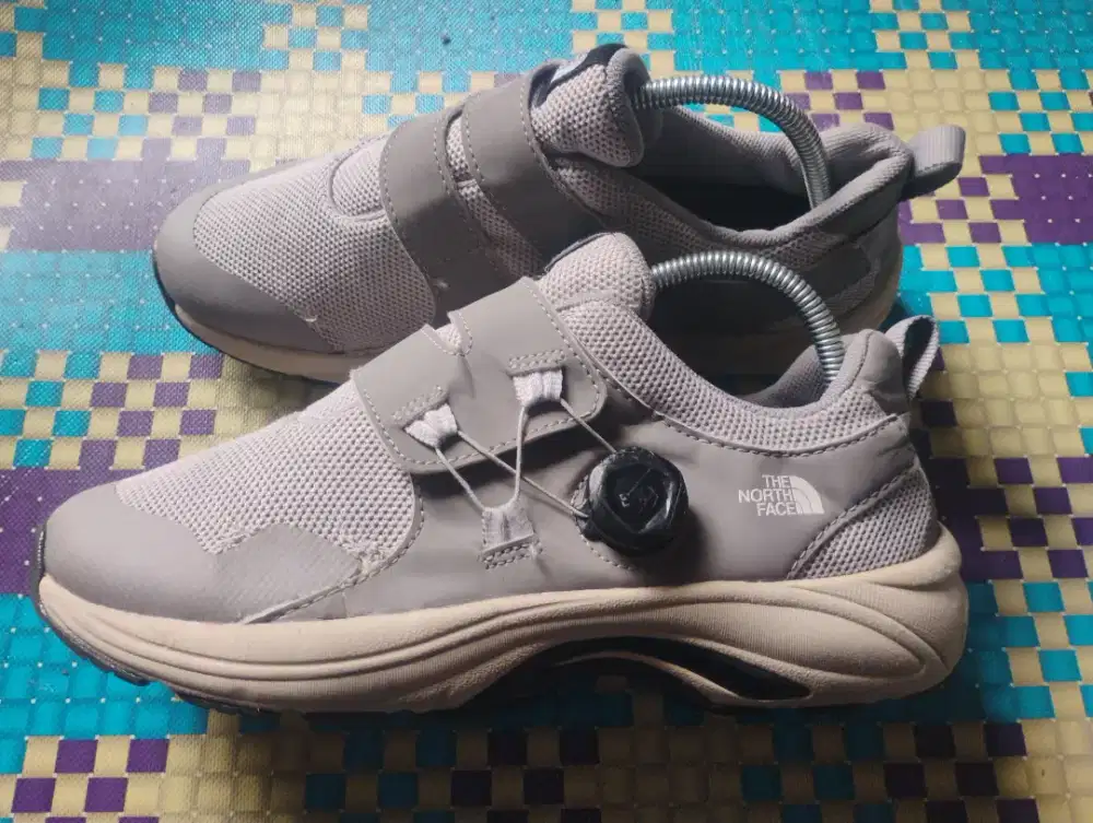 Sepatu tracking outdoor TNF