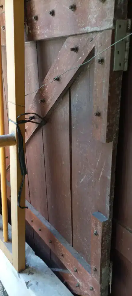 Dijual daun pintu kamar, daun jendela, pintu gerbang kayu bengkirai