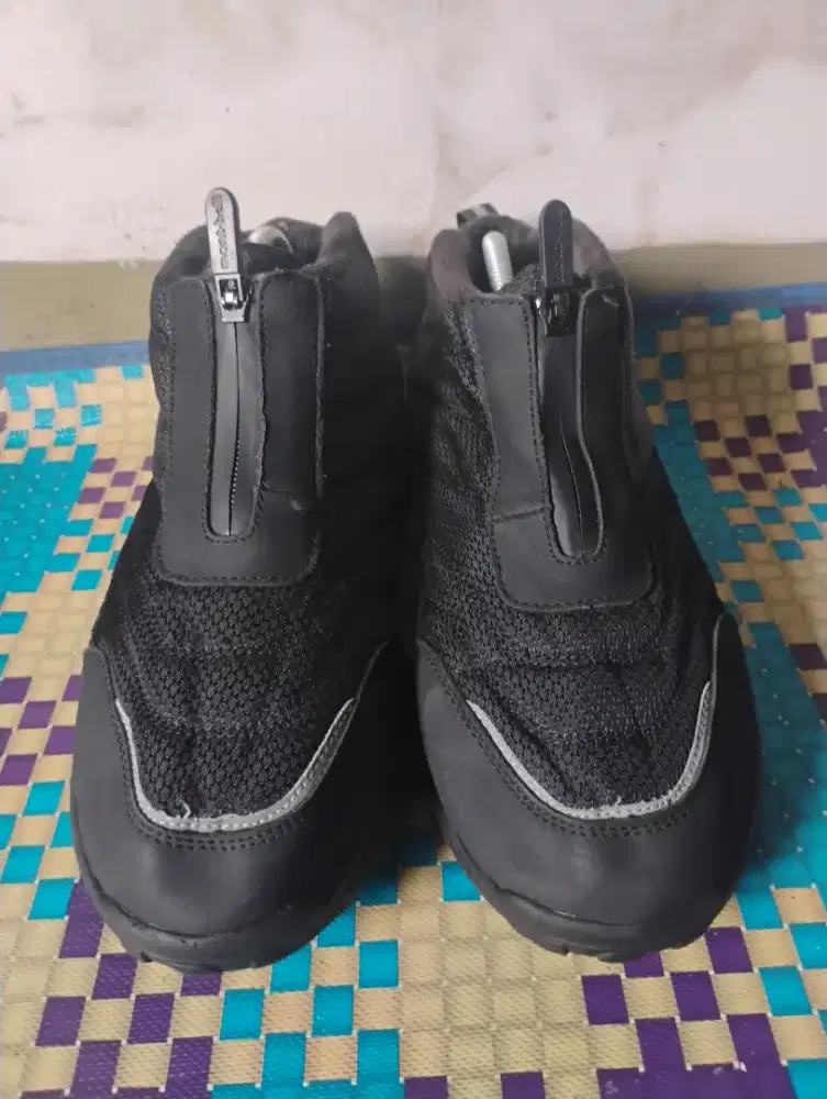 Sepatu tracking zipper Mont-Bell