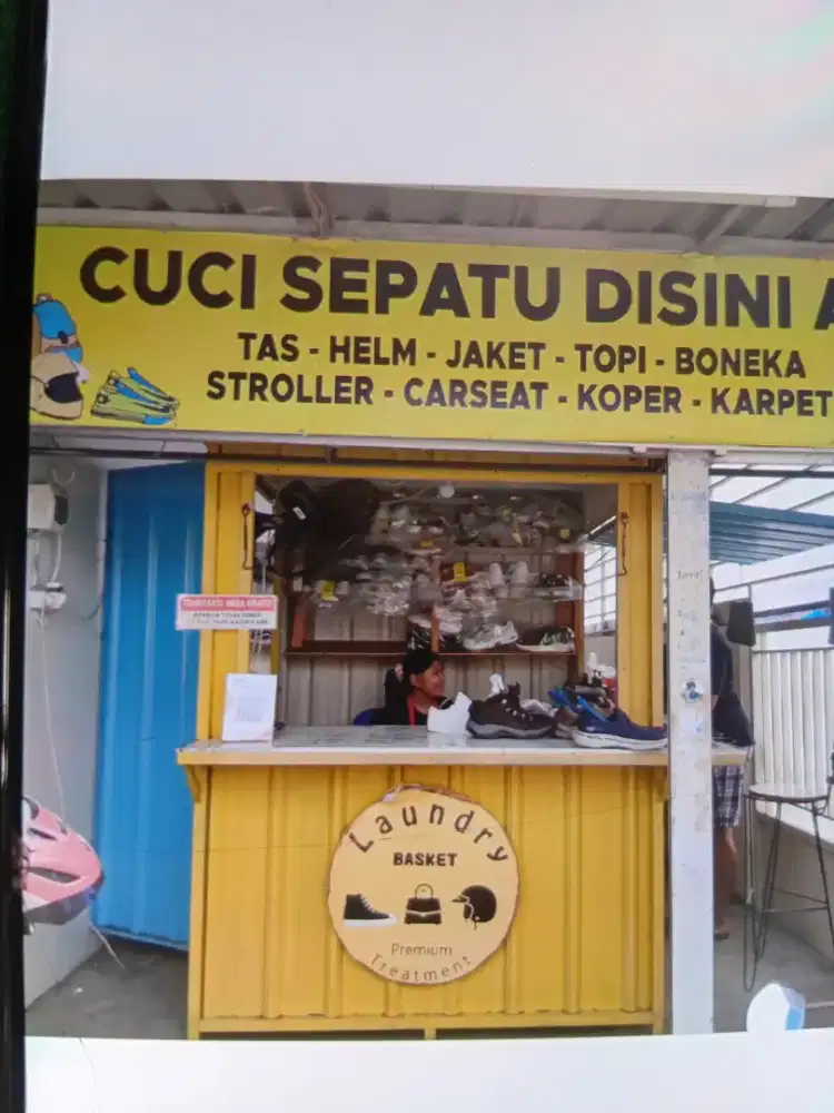 Teknisi cuci sepatu dan operator mesin laundry