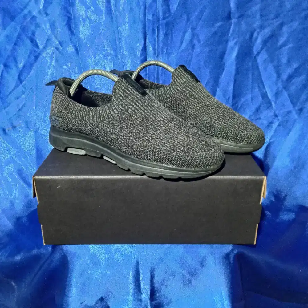 PRELOVED/THRIFT SEPATU PRIA SKECHERS GO WALK SLIP ON