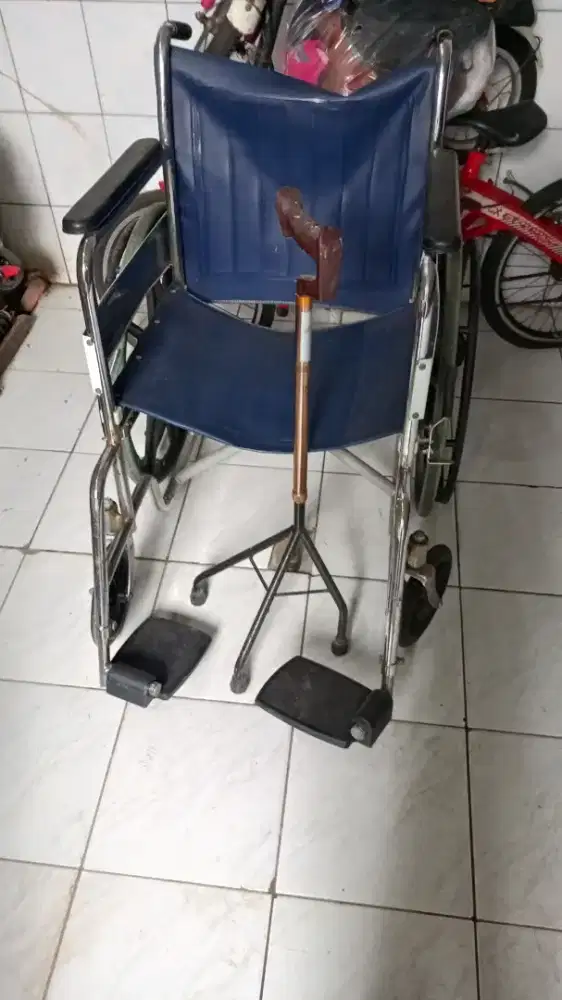 Kursi roda + tongkat