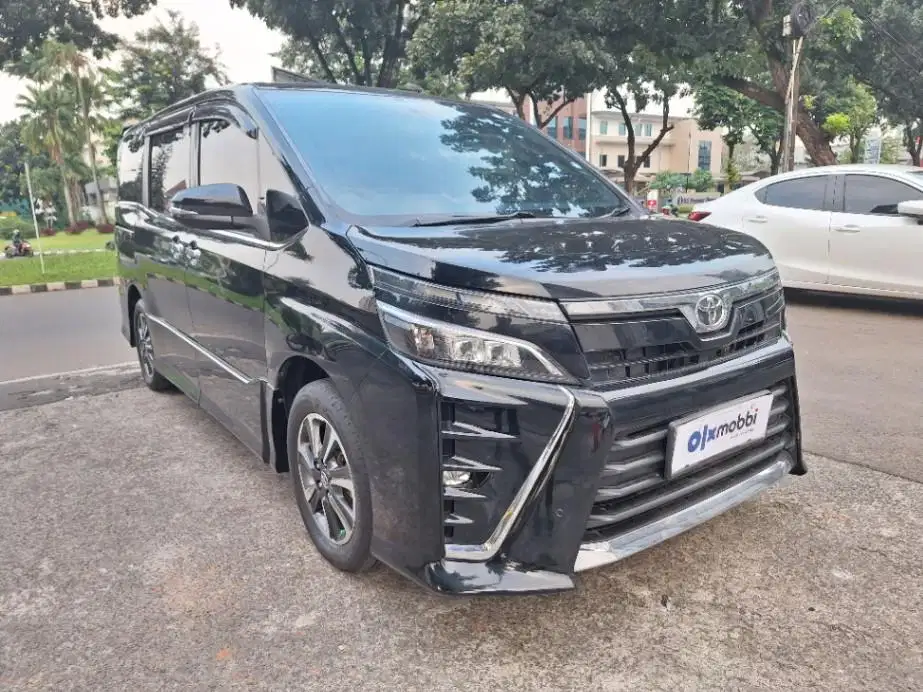 DP MURAH Toyota Voxy 2.0 Bensin-AT 2018 Hitam CNUEB