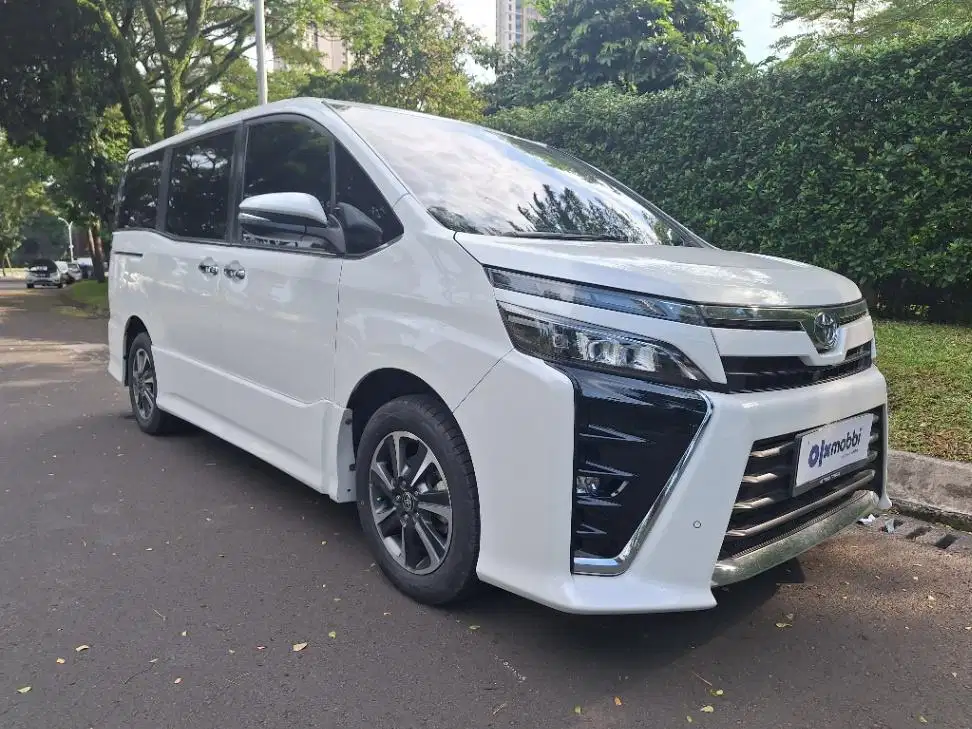 DP MURAH Toyota Voxy 2.0 Bensin-AT 2020 Putih CAAGF