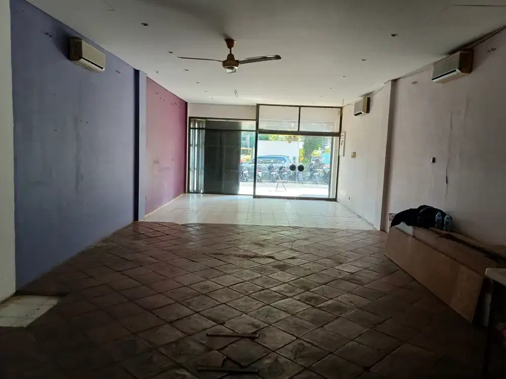 Ruko 3 Lantai Strategis, Panjang, Jarang ada, Siap pakai di Cinere Raya