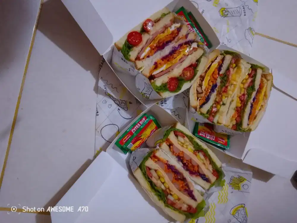 Sandwich jumbo sehat berisi sayuran dan isi dalam premium