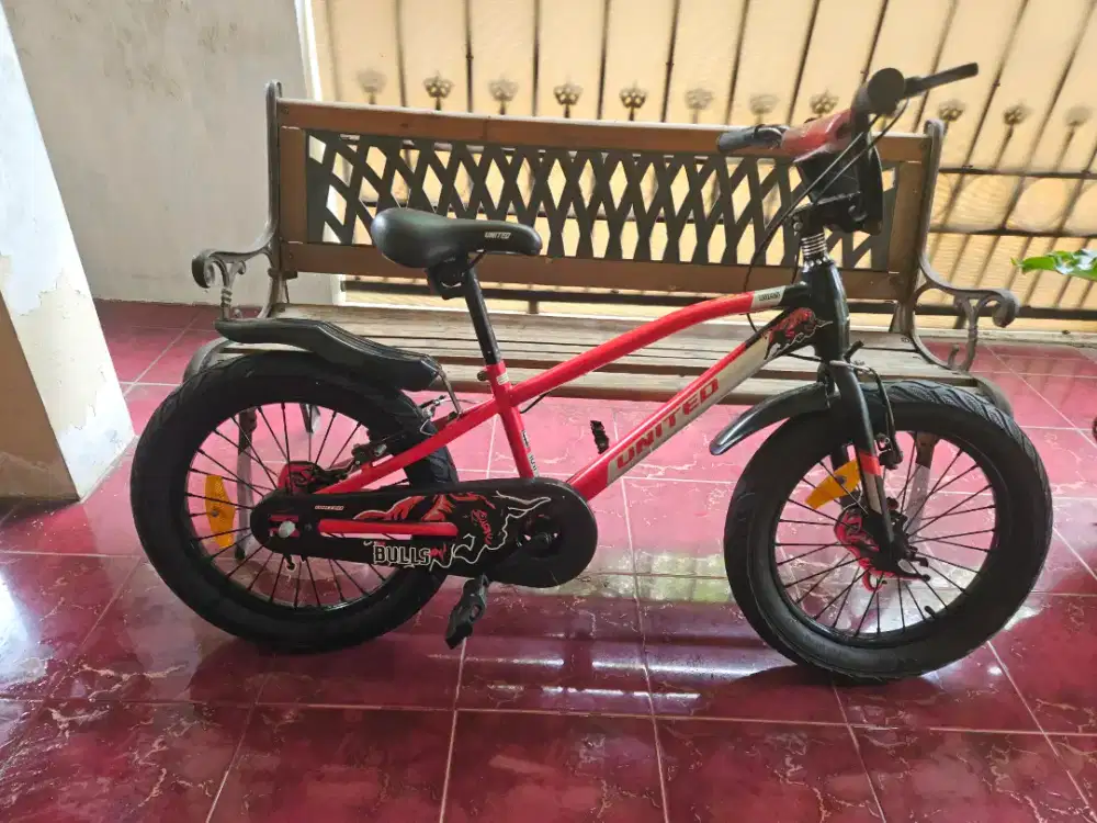 Sepeda anak UNITED Bullz warna merah